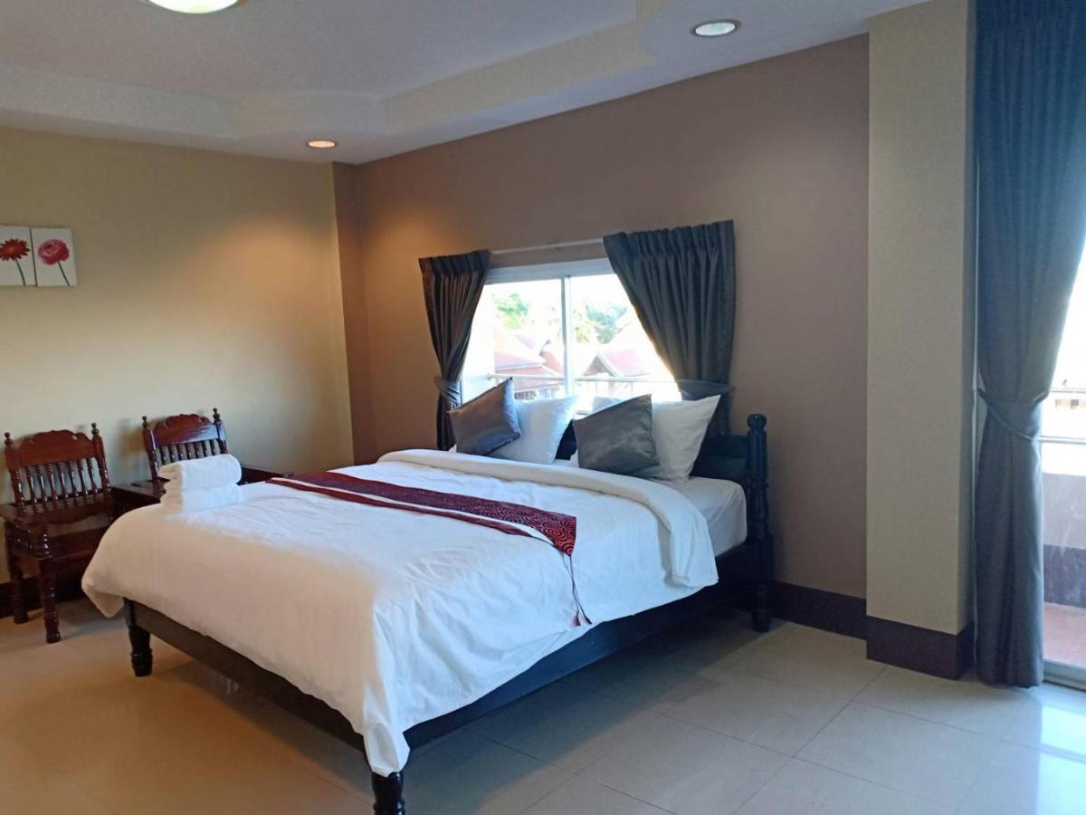 Submukda Phoomplace Hotel Мукдахан Екстериор снимка
